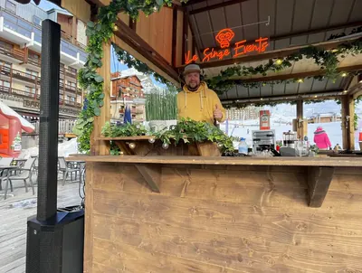 Bar de terrasse sous les guirlandes, hôtel de montagne